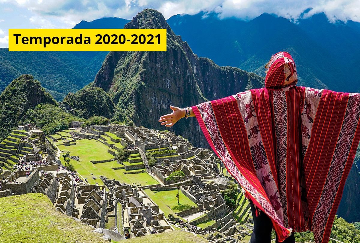 Viajero observando ruinas arqueológicas de Machu Picchu