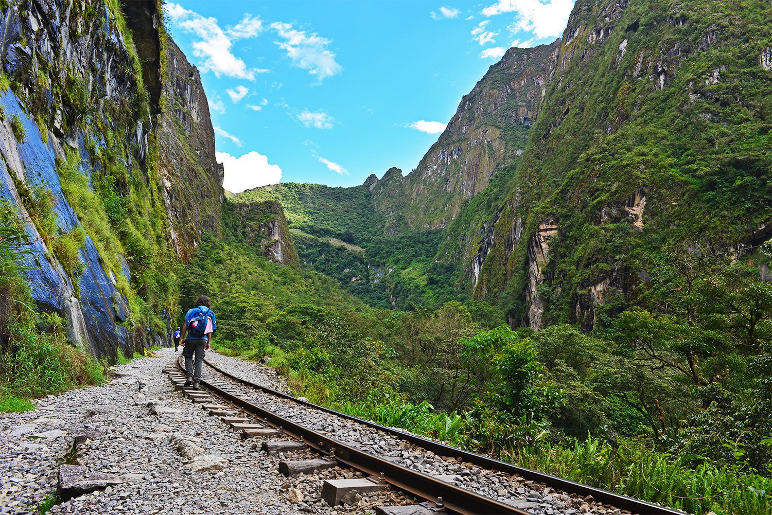 Viajero caminando por lineas del tren hacia Machu Picchu