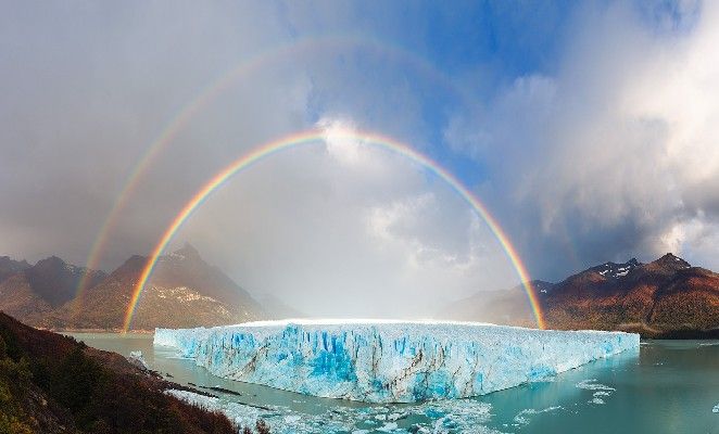 Gigante glaciar con doble arcoiris