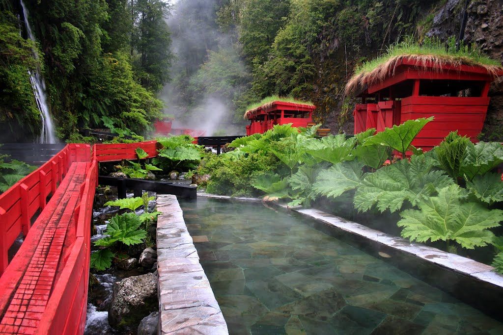 Termas con pasarelas de madera roja
