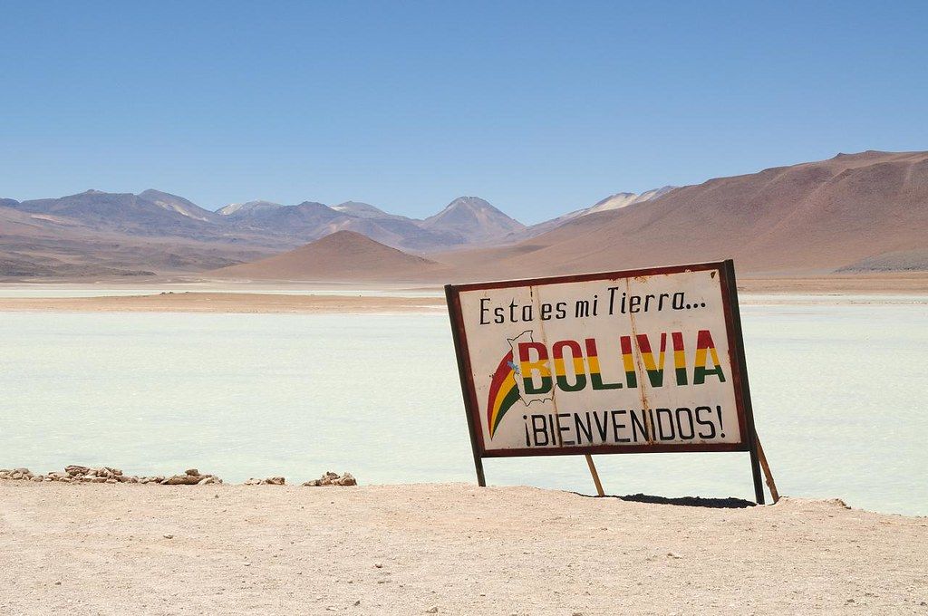 Cartel que da la bienvenida al entrar a Bolivia
