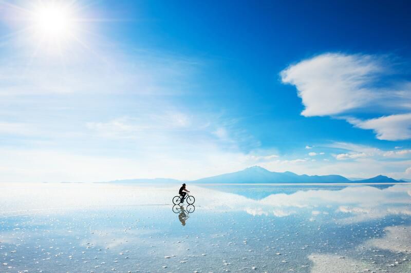 Persona andando en bicicleta sin tour en Salar de Uyuni