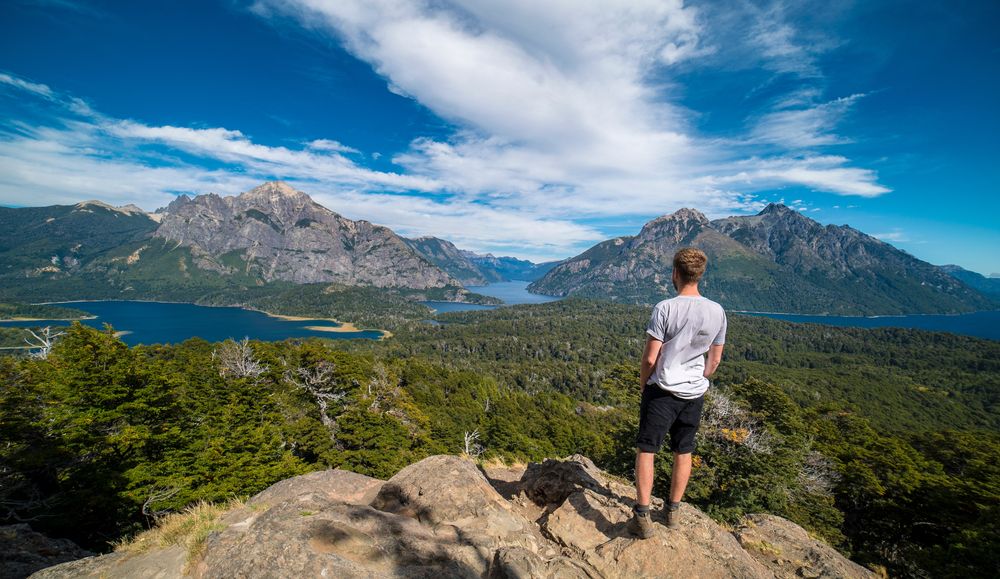 Persona observando paisaje montañoso en Bariloche