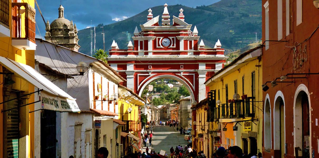 Arco color rojo en uno de los lugares turísticos de Ayacucho