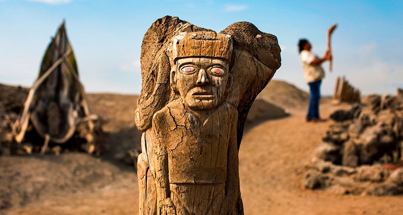 Totem talado en madera en uno del os lugares turísticos de Trujillo